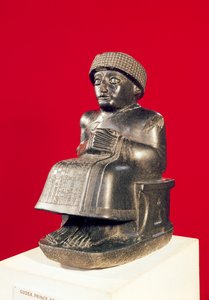 ラガシュの王子、グデア、ネオシュメリアンのニンギッザーダに捧げられた像。古代ギルス、テロー、紀元前2130年頃（閃緑岩）（71510および121795も参照）
